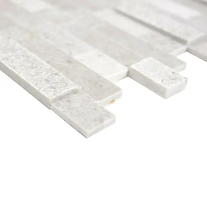 Selbstklebemosaik SAM 4NM32 - 30 x 27,5 cm, Grau, Matt - Nahaufnahme der strukturierten weißen Marmor-Mosaikfliesen, ideal für elegante Wandverkleidungen und anspruchsvolle Designs im Innenbereich.