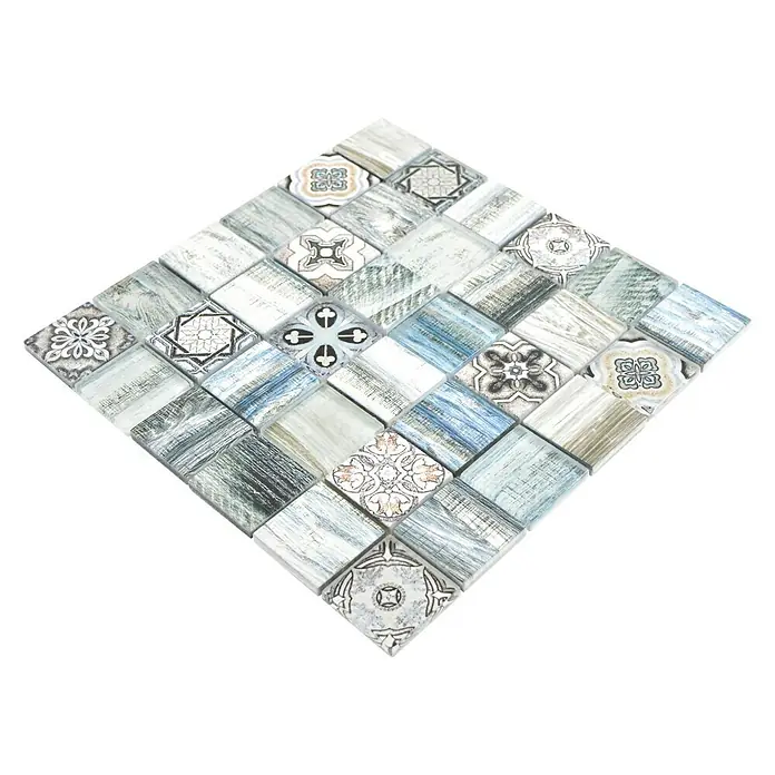 Mosaikfliese Quadrat Crystal XCM WOOD 300 - 30 x 30 cm, Blau/Grau, Glänzend - Nahaufnahme von dekorativen Keramikfliesen mit verschiedenen Mustern, ideal für die Gestaltung von Innenräumen.