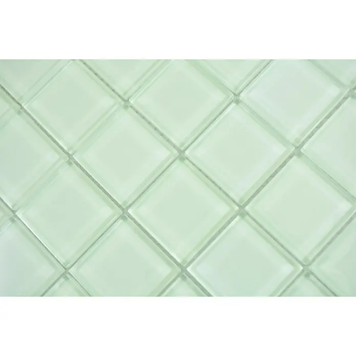 Mosaikfliese Quadrat Crystal XCM 8SE29F - 30 x 30 cm, Blau, Glänzend - Nahaufnahme von hellgrünen Glasmosaikfliesen, die ein elegantes und modernes Design für Badezimmer oder Küchenrückwände bieten.