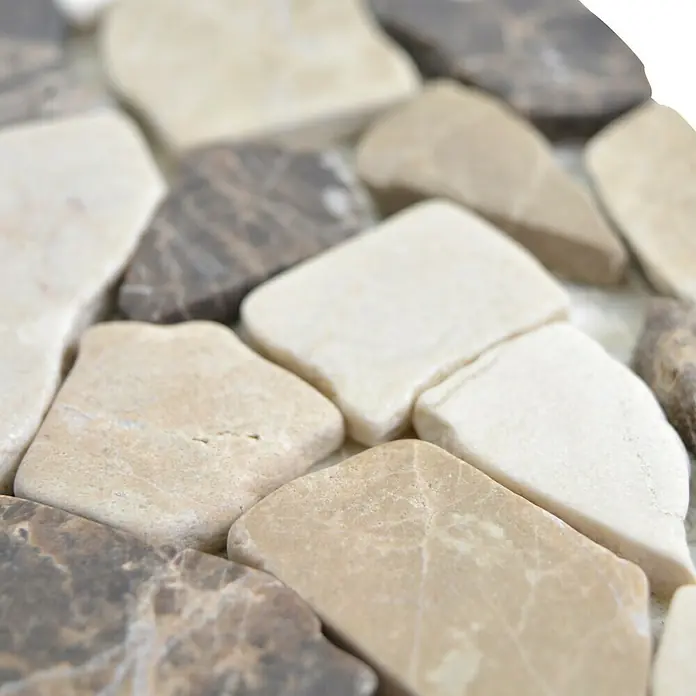 Fliesenbordüre Ciot BO CIOT CB15 - 30 x 10 cm, Mix Beige/Braun, Matt - Nahaufnahme eines Mosaiks aus polierten Natursteinen in verschiedenen Beige- und Brauntönen, ideal für elegante Innendesigns.