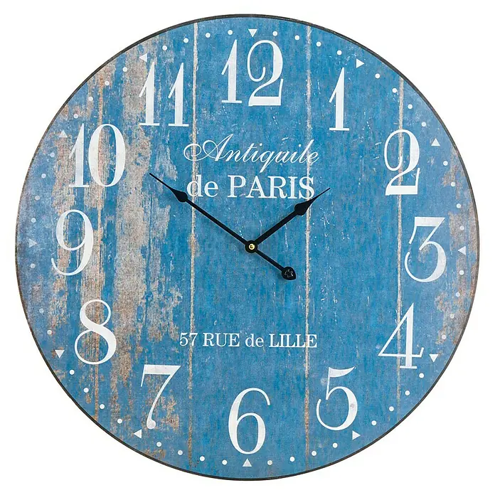 Reloj de pared chapa - Diámetro: 60 cm, Multicolor - Primer plano de un reloj de pared redondo con un diseño azul efecto madera desgastada y números y letras blancas.