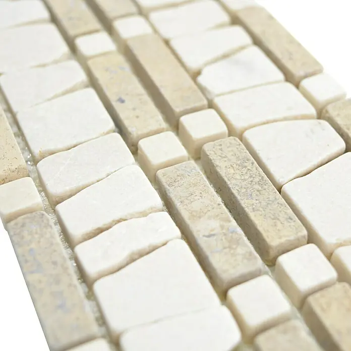 Fliesenbordüre Ladder BO LA BC07 - 30 x 5 cm, Mix Beige/Braun, Matt - Nahaufnahme eines Mosaiks aus beigen und weißen Natursteinen, die ein elegantes und natürliches Muster für Innenräume bilden.