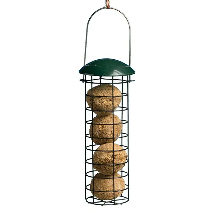 CocoBird Wildvogelfutter - 4 Stk. - Vogelfutterspender mit vier Energiekuchen. Der Spender ist aus schwarzem Metallgitter gefertigt und hat ein grünes Dach.