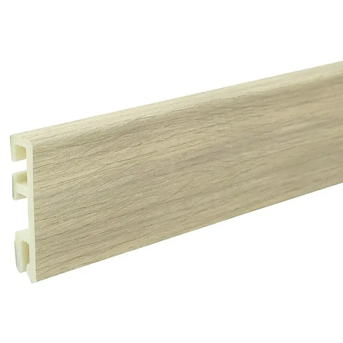 Sockelleiste Cubica - 250 cm x 14 mm x 60 mm, Eiche Grau - Nahaufnahme einer hellen, holzfarbenen Sockelleiste mit Kunststoffprofil, ideal für moderne Bodenbeläge und Innenausbau.