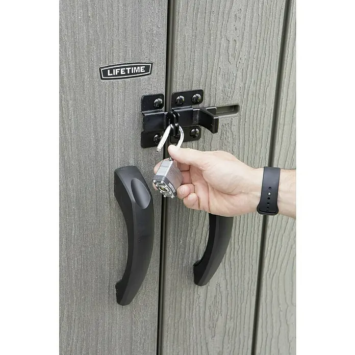 Lifetime Geräteschrank - Außenbreite inkl. Dachüberstand: 136 cm, Außentiefe inkl. Dachüberstand: 70 cm, Kunststoff, Dunkelgrau - Ein Lifetime-Gartenschuppen wird mit einem Vorhängeschloss gesichert, das an einem schwarzen Riegel befestigt ist, um die Sicherheit zu gewährleisten.