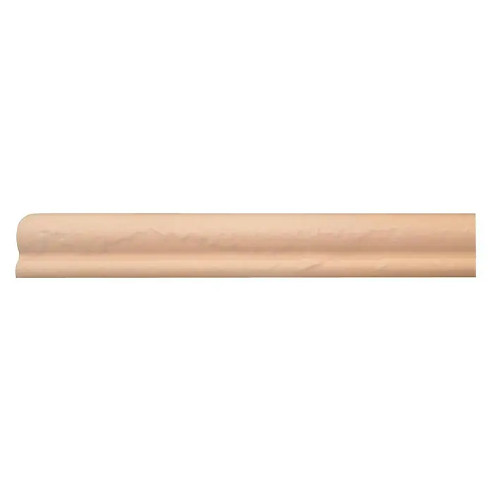 Moldura decorativa R-7 - 5 x 33 x 5 cm, Beige - Un primer plano de un perfil de madera con un diseño redondeado de contornos suaves, mostrando una estética natural.
