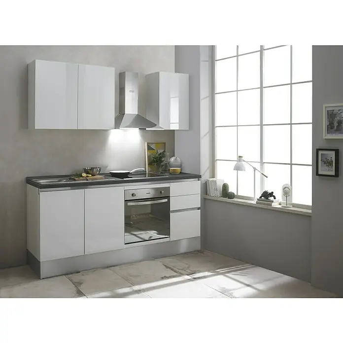 Marinelli Cucine Vormontierte Küchenzeile Giulia - Breite: 195 cm, Weiß, Mit Elektrogeräten, Dekor Arbeitsplatte: Marmoroptik, Spüle links - Helle Küche mit weißen Schränken und Geräten. Die Küche hat eine dunkle Arbeitsplatte und einen großen Fensterbereich mit viel Tageslicht.