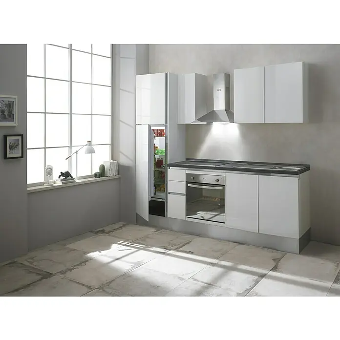 Marinelli Cucine Vormontierte Küchenzeile Giulia - Breite: 245 cm, Weiß, Mit Elektrogeräten, Dekor Arbeitsplatte: Marmoroptik, Spüle rechts - Moderne Küche mit weißen Schränken, einem Kühlschrank mit offener Tür und einem eingebauten Ofen unter einer Dunstabzugshaube. Helles, minimalistisches Design.