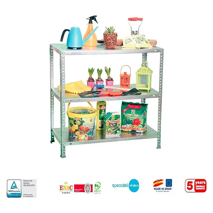 Simonrack Simonclassic Estantería metálica Advantage - Al x An x Pr: 90 x 90 x 40 cm, Capacidad de carga por balda: 75 kg, Número de baldas: 3 ud., Atornillado, Galvanizado - Una estantería de tres niveles llena de artículos de jardinería, como regaderas, pulverizadores, plantas y diversas herramientas de jardinería.