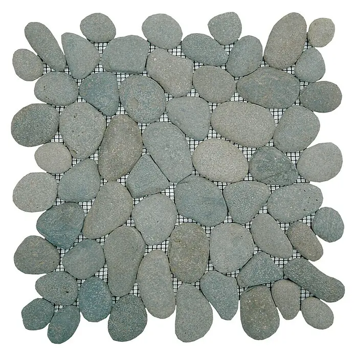 Malla mosaico Rocamar - 30 x 30 cm, Gris/verde - Primer plano de un mosaico de piedras de río grises, fijadas a una red, que ofrece una textura natural para pavimentos o revestimientos de paredes.