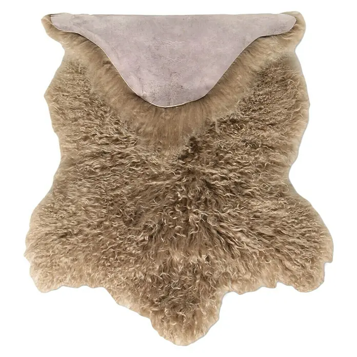 Esbeco Schaffell Tibet - Taupe, 100 x 70 cm - Ein gemütliches, beigefarbenes Schaffell mit gewelltem Fell und einer glatten, hellgrauen Unterseite, ideal für Wärme und Komfort.