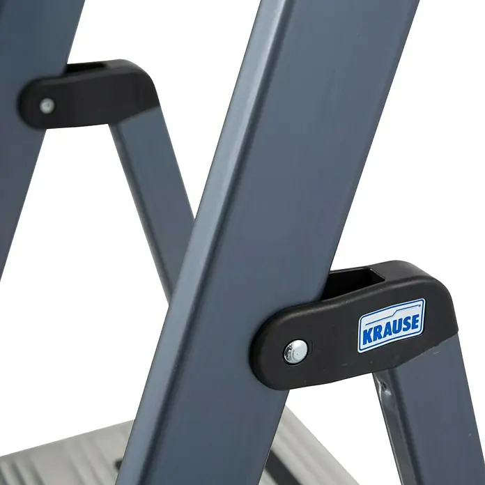 Krause Monto Stehleiter Securo - Arbeitshöhe: 3,7 m, Anzahl Tritte: 8 Stk., Belastbarkeit: 150 kg, Aluminium - Detailaufnahme einer Krause Leiter, die die stabile Konstruktion und das Markenlogo zeigt. Ideal für sicheres Arbeiten in der Höhe.