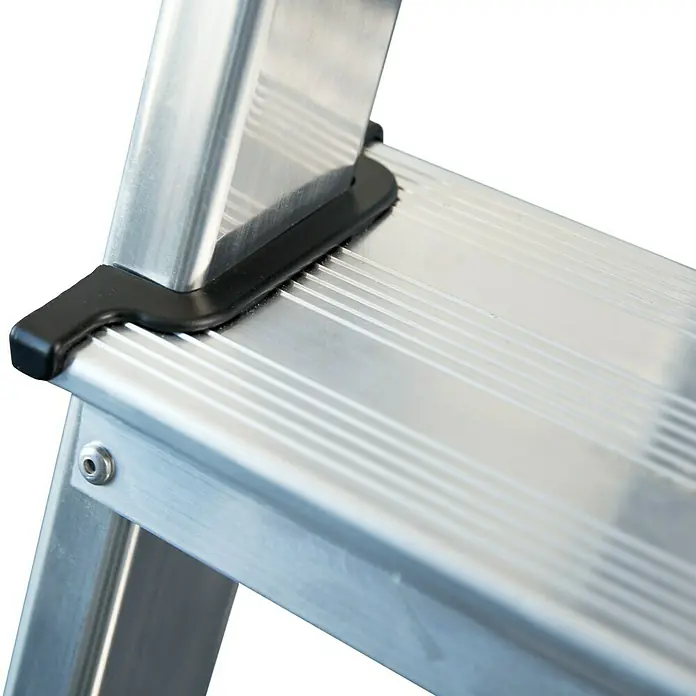 Krause Monto Doppel-Stehleiter Dopplo - Arbeitshöhe: 2,65 m, Anzahl Tritte: 10 Stk., Belastbarkeit: 150 kg, Aluminium - Nahaufnahme einer Aluminiumleiterstufe mit rutschfester Oberfläche und schwarzer Kunststoffsicherung für sicheren Halt.