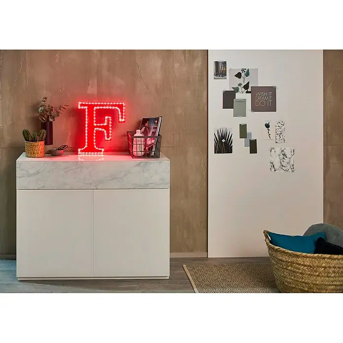 Paulmann LED-Band Function FlexLED - Länge: 5 m, Lichtfarbe: RGB, 26 W - Dekoratives Sideboard mit Marmorplatte und rotem LED-Buchstaben F als Blickfang.