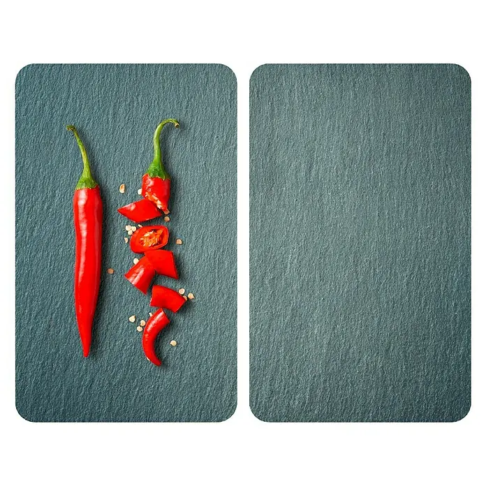 Wenko Placa de protección de vidrio Cayenne - L x An: 52 x 30 cm, Cayena, Panel de vidrio de seguridad - La imagen muestra un ají rojo picante, con algunos trozos cortados, colocado sobre una placa de pizarra.