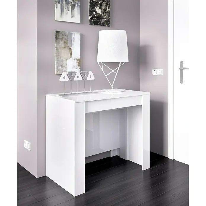 Dekit Mesa de comedor Kiona - L x An x Al: 90 x 239 x 77 cm, Blanco, Extensible - Foto de una mesa consola blanca con lámpara y decoración debajo de cuadros en una pared gris.
