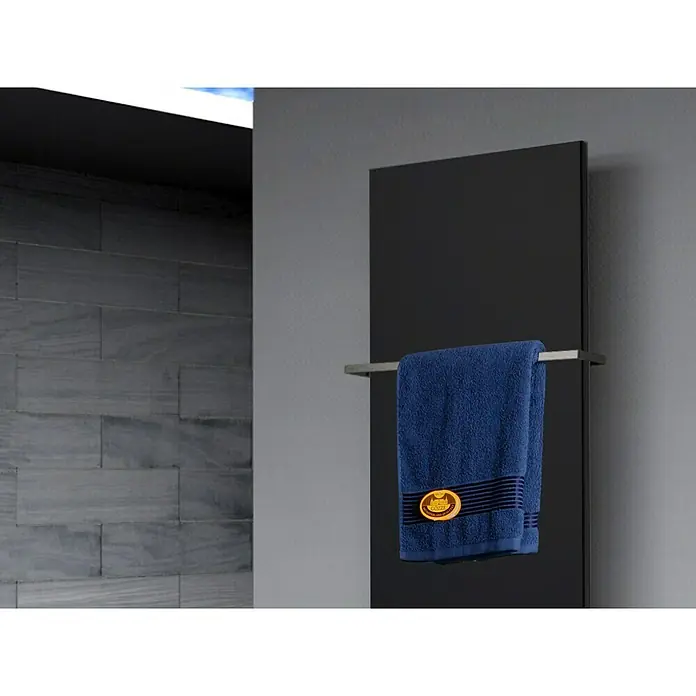 Szagato Designheizkörper Manhattan 2 - B x H: 470 x 1.200 mm, Wärmeleistung bei Vorlauftemperatur von 75 °C (D: 50): 799 W, Schwarz, Mit 1 Handtuchhalter (15 mm) - Blauer Badetuch mit goldenem Abzeichen auf einem Handtuchwärmer. Ein luxuriöses Accessoire für jedes Badezimmer.