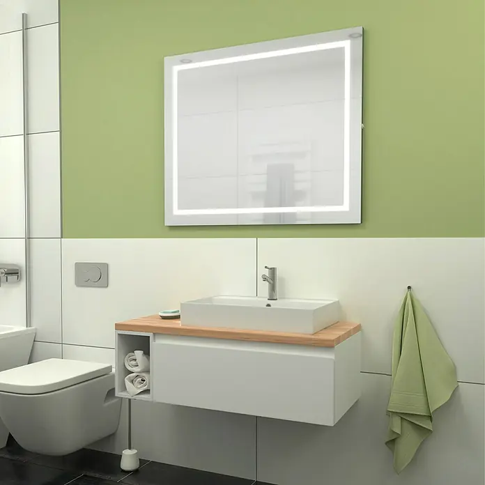 Camargue Espacio Badmöbel-Set i112 - 100 cm, Gama weiß matt - Ein modernes Badezimmer mit einem beleuchteten Spiegel über einem weißen Waschtisch mit Holzplatte und einer Toilette.