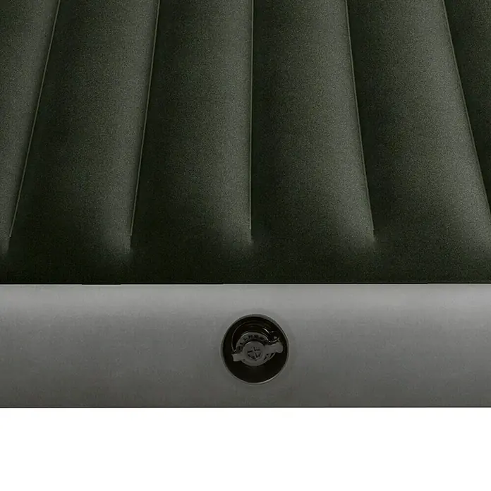 Intex Cama de aire Prestige Downy - L x An x Al: 191 x 137 x 25 cm - Primer plano de un colchón inflable verde con válvula de inflado, ideal para camping o camas de invitados. Combina confort y conveniencia.