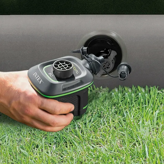 Intex Cama de aire Prestige Downy - L x An x Al: 191 x 137 x 25 cm - Primer plano de una bomba de aire a batería Intex Quick Fill con accesorios, fijada a un artículo inflable, mostrando sus características.