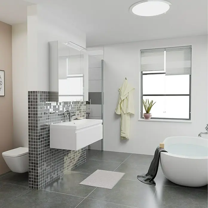Camargue Espacio Badmöbel-Set i42 - 100 cm, Gama weiß matt - Ein Badezimmer mit einer modernen weißen Badewanne, einem Waschbecken mit Unterschrank und grau-schwarzen Mosaikfliesen.