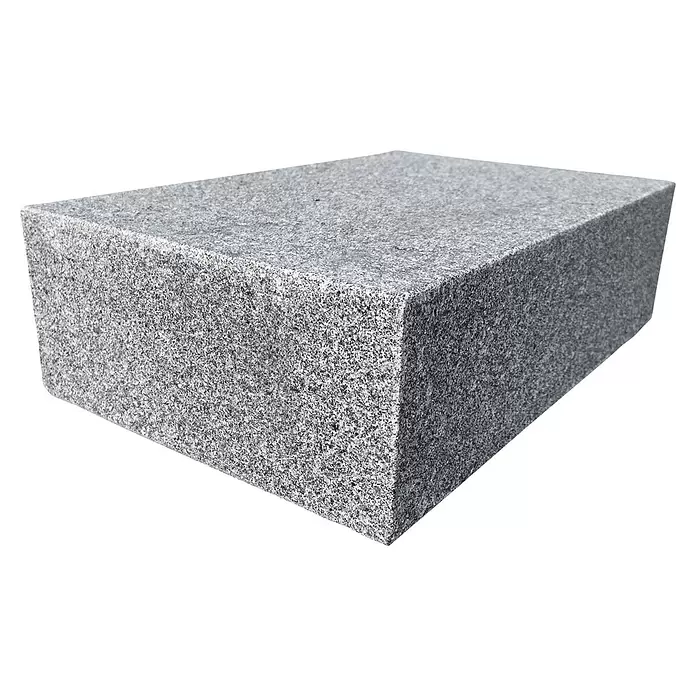 Granitstufe G 654 - Anthrazit, 50 x 33 x 15 cm - Rechteckiger, grau gesprenkelter Granitblock mit rauer Oberfläche.