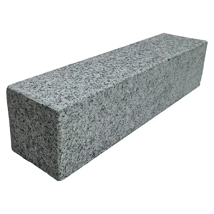 Palisade G 603 - 50 x 12 x 12 cm, Grau - Nahaufnahme eines rechteckigen Granitpflasters, das die Textur und Farbe des Steins hervorhebt.