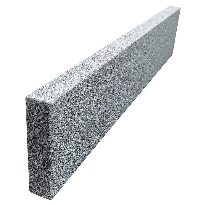 Rasenkante G 654 - 100 x 20 x 5 cm, Anthrazit, Granit - Nahaufnahme eines länglichen Bordsteins aus grauem Granit, der für den Garten- und Landschaftsbau verwendet wird.