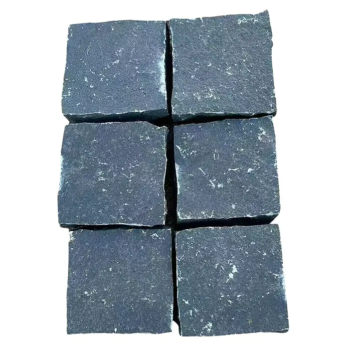 Basaltpflaster - Anthrazit, 10 x 10 x 4 cm - Nahaufnahme von sechs Pflastersteinen, die eine robuste und natürliche Oberfläche zeigen. Ideal für Außenbereiche.