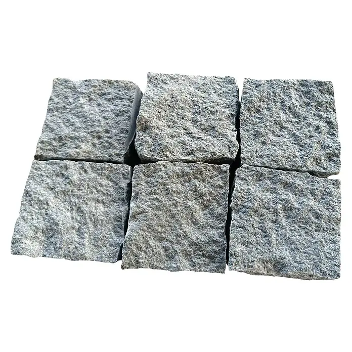 Granitpflaster G 654 - Anthrazit, 10 x 10 x 4 cm - Pflastersteine aus grauem Granit. Robust und langlebig, ideal für Einfahrten und Gehwege. Die Steine sind rau und unregelmäßig geformt.
