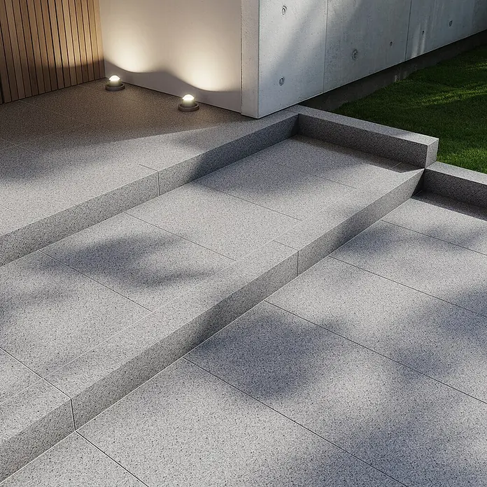 Palisade G 603 - 100 x 12 x 12 cm, Grau - Außenaufnahme von grauen Keramikfliesen für den Außenbereich, die eine moderne und stilvolle Terrasse oder Gartenanlage schaffen.