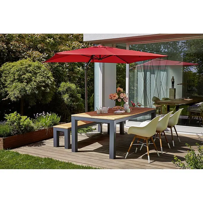 Sunfun Ampelschirm Florenz - Chili, Bespannungsmaß (L x B): 200 x 250 cm - Ein einladender Esstisch mit Sonnenschirm und Sitzbank im Freien. Die Gartenmöbel sind aus Holz und Metall gefertigt und laden zum Verweilen ein.