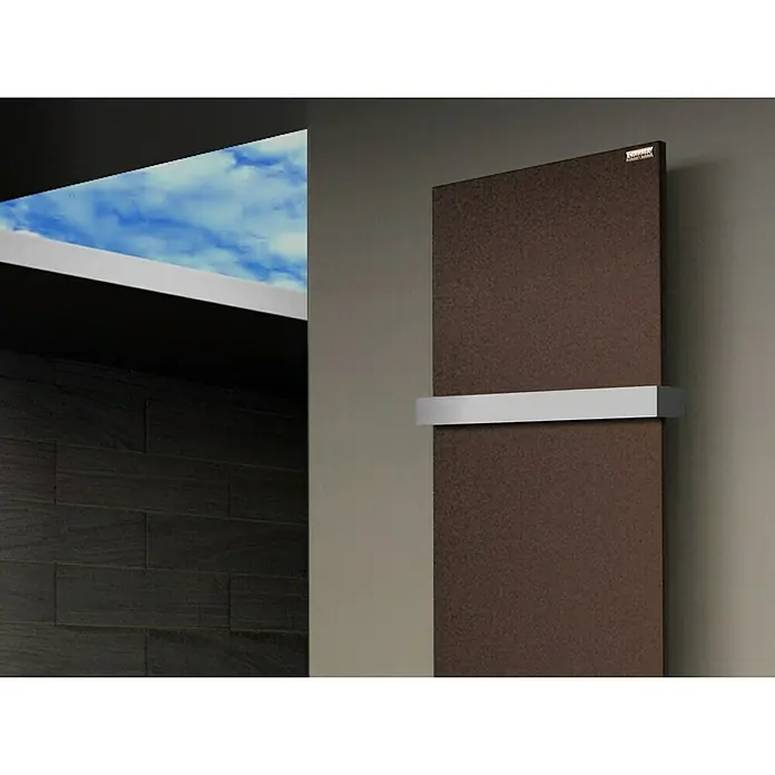 Szagato Designheizkörper Manhattan 3 - B x H: 470 x 1.800 mm, Wärmeleistung bei Vorlauftemperatur von 75 °C (D: 50): 1.118 W, Braun, Mit 1 Handtuchhalter (50 mm) - Elegantes braunes Heizpaneel mit silbernem Handtuchhalter. Stilvolle Ergänzung für jedes moderne Badezimmer.