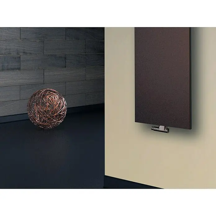 Szagato Designheizkörper Manhattan 2 - B x H: 470 x 1.200 mm, Wärmeleistung bei Vorlauftemperatur von 75 °C (D: 50): 799 W, Braun, Ohne Handtuchhalter - Ein stilvoller brauner Heizkörper an der Wand, ergänzt durch eine dekorative Kugel auf einer dunklen Oberfläche, die das moderne Design unterstreicht.