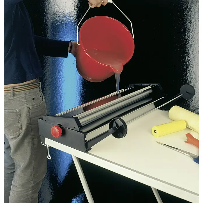Decora Tapetenkleistergerät - Geeignet für: Euro Rollen 53 cm - Der Flüssigkeitsauftrag auf eine Walze mit einem Rollenauftragsgerät für gleichmäßiges Auftragen. Präzision und Effizienz beim Auftragen.