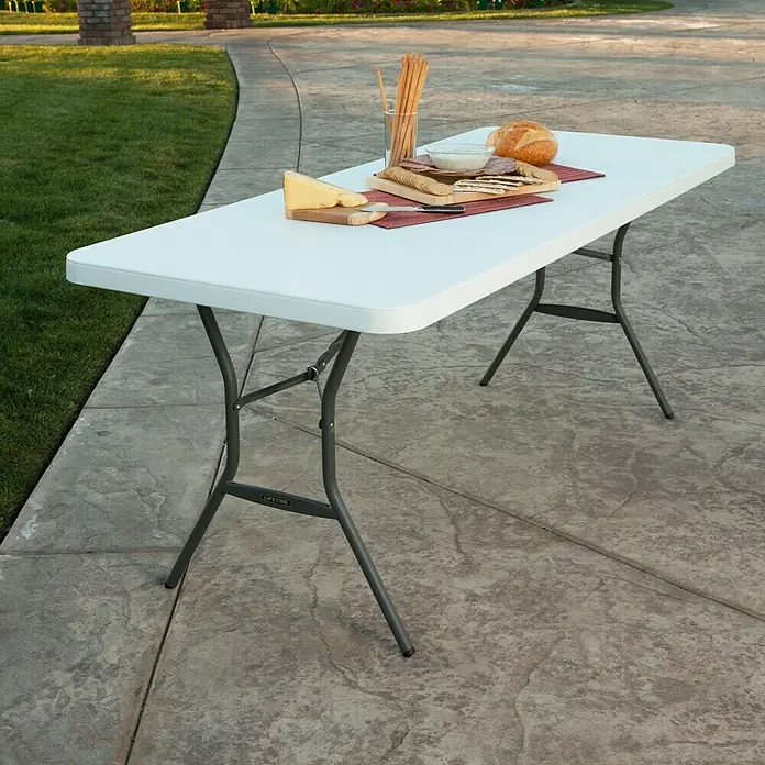 Lifetime Gartentisch - L x B x H: 183 x 76 x 74 cm, Polyethylen, Stahl, Rechteckig, Weiß - Eine weiße Lifetime-Tischplatte mit grauem Gestell, auf der eine Brotzeit mit Käse und Gebäck serviert wird.