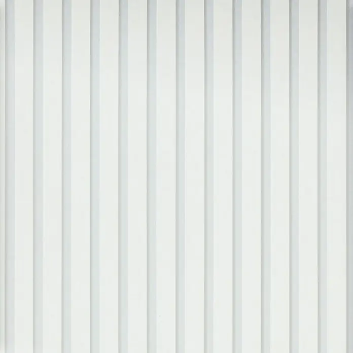 Marburg GZSZ Vliestapete Paneel-Optik - Weiß, Holzoptik, 10,05 x 0,53 m - Nahaufnahme eines eleganten weißen Wandpaneels mit vertikalen Linien, ideal für moderne Innenräume und zur Wandgestaltung.
