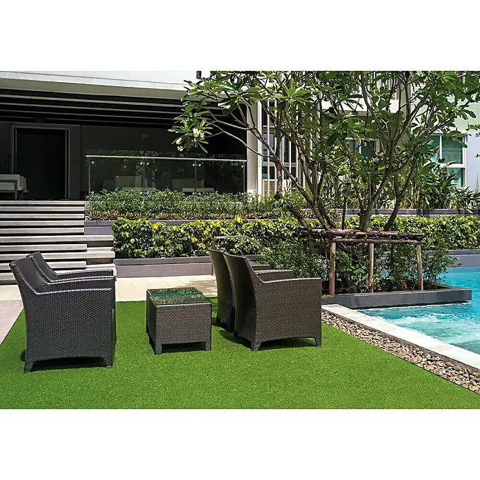 Classis Carpets Infinity Grass Rasenteppich World of Colors - 200 x 133 cm, Ultimate Green - Gartenmöbel-Set mit Tisch und Stühlen in dunklem Rattan-Look auf einem Rasen, neben einem Pool. Perfekt zum Entspannen im Freien.