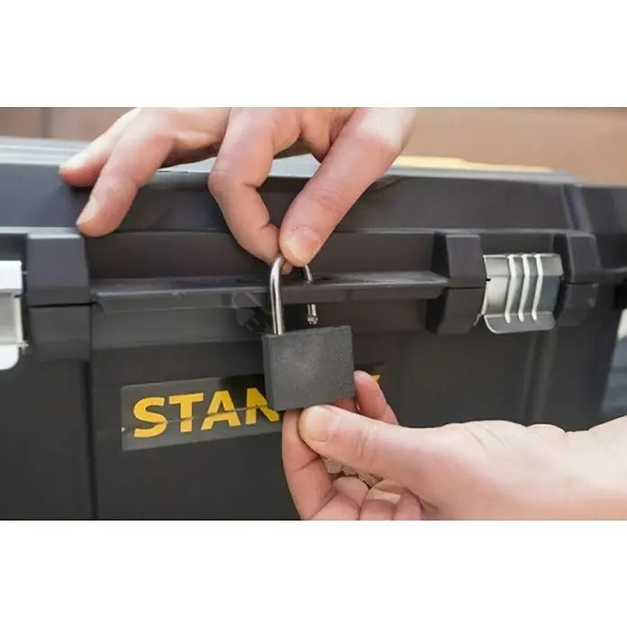 Stanley Juego de cajas de herramientas STST1-81065 - 3 pzs., No incluye herramientas - Una caja de herramientas negra de Stanley está asegurada con un candado para proteger el contenido y evitar robos.