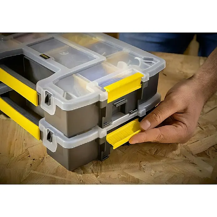 Stanley Estuche para piezas pequeñas Sortmaster - 3 pzs. - Una caja de herramientas apilable con tapa transparente y cierres amarillos, que garantiza orden y visibilidad en el taller.