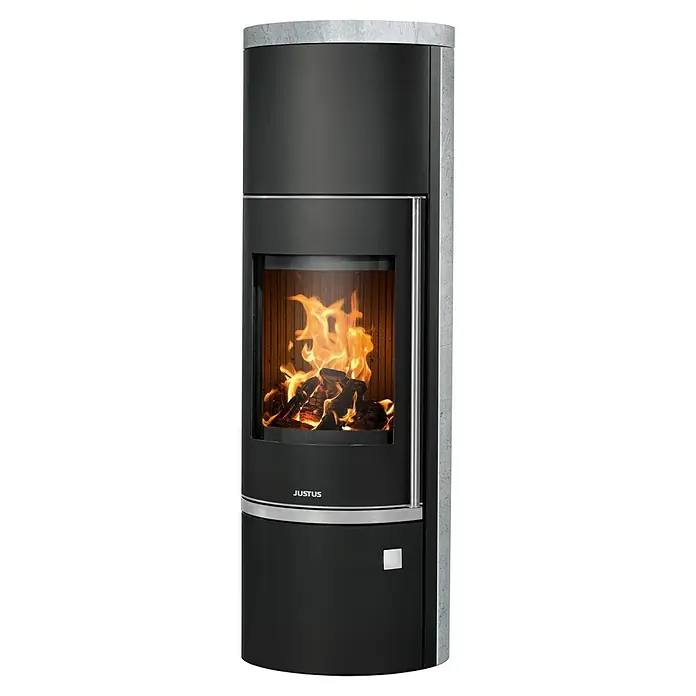 Justus Kaminofen Faro W+ 2.0 - 7 kW, Raumheizvermögen: 144 m³, Verkleidung: Speckstein, Schwarz - Bild eines Justus Kaminofens, der Wärme und Stil vereint, mit sichtbarem Feuer, das eine gemütliche Atmosphäre schafft.