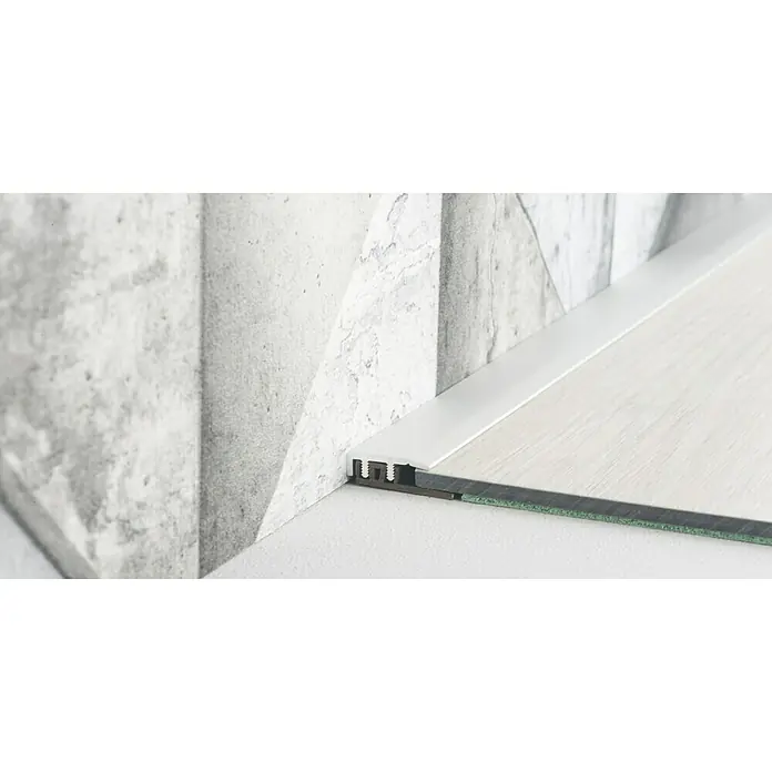 LOGOCLIC Abschlussprofil 324 - Silber, 0,9 m x 21 mm, Montageart: Stecken - Bodenelementprofil mit weißer Abdeckung. Das Profil ist schlank und modern und sorgt für einen sauberen Übergang zwischen zwei Bodenbelägen.