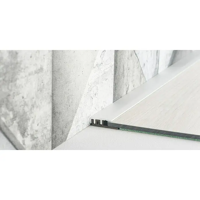 LOGOCLIC Abschlussprofil 324 - Silber, 2,7 m x 21 mm, Montageart: Stecken - Ein detailliertes Bild eines Bodenprofils aus Aluminium, das einen sauberen Übergang zwischen Wand und Bodenbelag schafft.