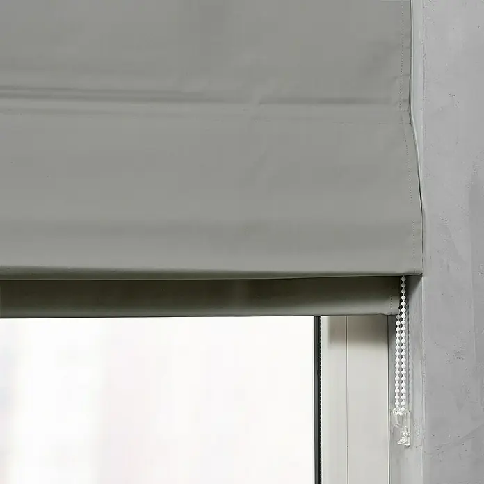 Raffrollo - B x H: 60 x 180 cm, Grau - Graue Fensterjalousie teilweise geöffnet, die eine dezente Lichtsteuerung und Privatsphäre bietet und gleichzeitig das Tageslicht sanft filtert.