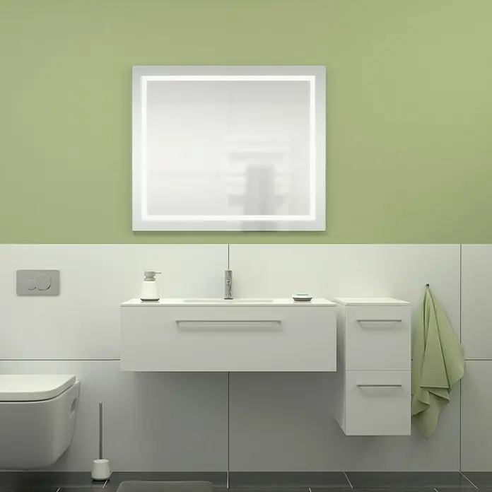 Camargue Espacio Badmöbel-Set L1 - 130 cm, Mira - Badezimmerinterieur mit einem beleuchteten Spiegel über einem Waschbecken mit Unterschrank, neben dem sich eine Toilette befindet.