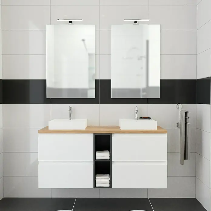 Camargue Espacio Waschtischunterschrank - 60 x 46 x 60 cm, 2 Schubkästen, Gama weiß matt - Badezimmer mit modernem Doppelwaschtisch in Weiß und Holzoptik, ergänzt durch zwei rechteckige Spiegel mit Beleuchtung.