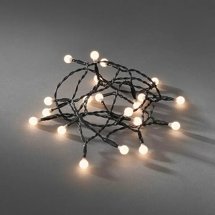Konstsmide LED-Lichterkette Globe - Innen, Lichtfarbe: Warmweiß, Anzahl Leuchtmittel: 20 Stk., Batteriebetrieben - Aufgewickelte LED-Lichterkette mit warmweißen, kugelförmigen Glühbirnen an einem dunklen Kabel.