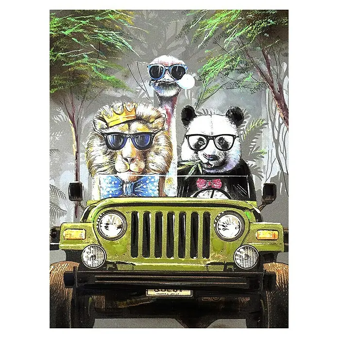 Cuadro Crazy Safari - Crazy Safari, An x Al: 60 x 80 cm, 1 pzs. - Esta imagen muestra un león con corona, un avestruz masticando chicle y un panda en un jeep verde con un fondo de selva.