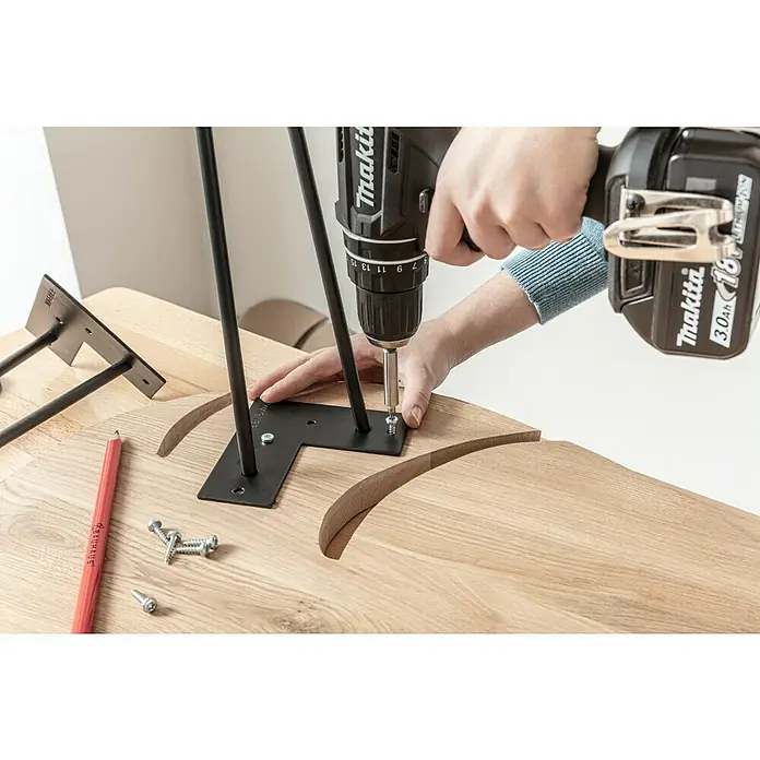 Wagner System Möbelfuß Hairpinlegs - Stahl, Höhe: 40 cm, Schwarz - Montage einer Tischbeinbefestigung mit einem Akkuschrauber an einer runden Tischplatte aus Holz.