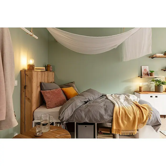 Schlaufenschal Today EssentialB x H: 135 x 240 cm, 100 % Polyester, Weiß, Uni - Gemütliches Schlafzimmer mit einem Bett, das mit grauer Bettwäsche, Kissen und einer gelben Decke dekoriert ist.